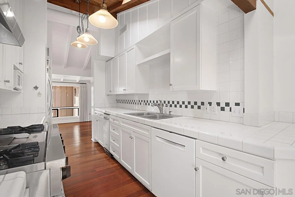 573 Amphitheatre Drive Del Mar, CA 92014 - Photo 12 of 42