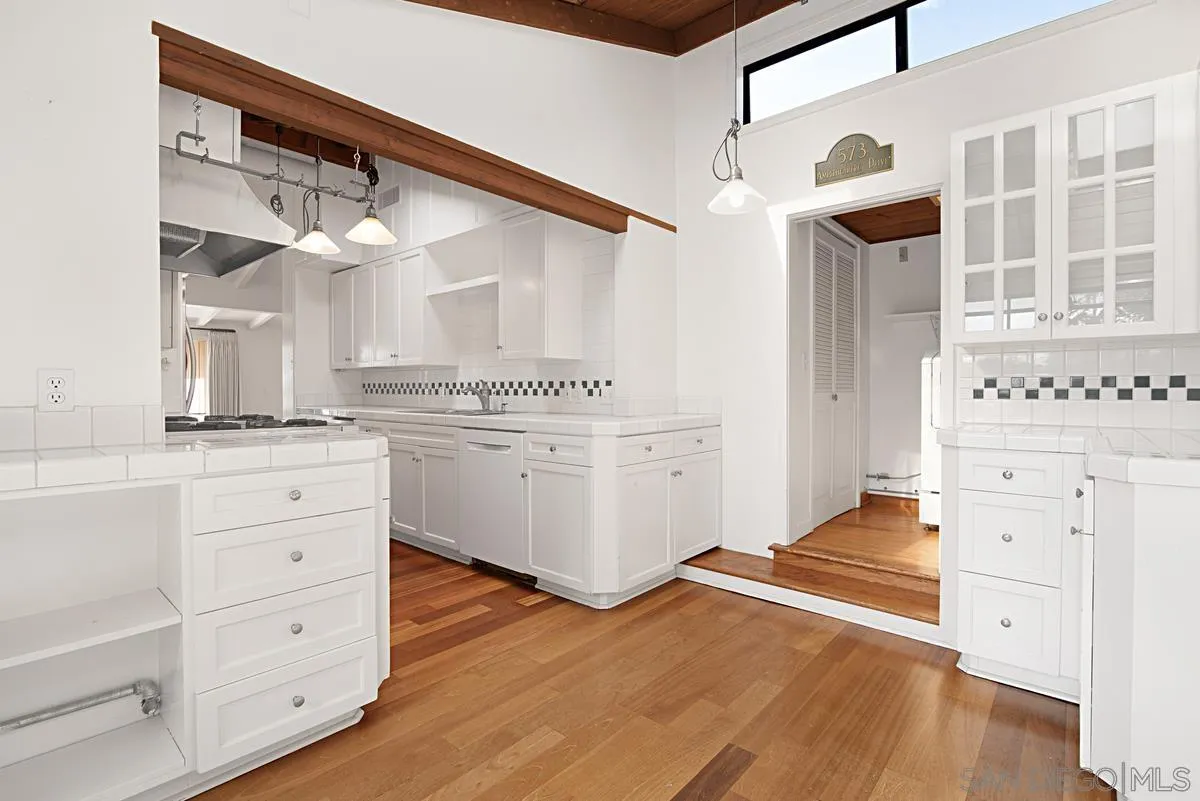 573 Amphitheatre Drive Del Mar, CA 92014 - Photo 14 of 42