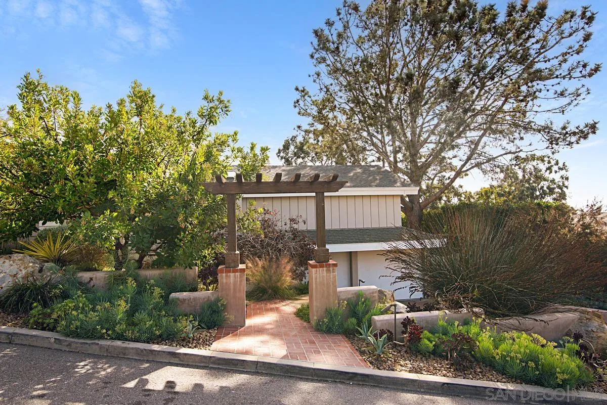 573 Amphitheatre Drive Del Mar, CA 92014 - Photo 3 of 42