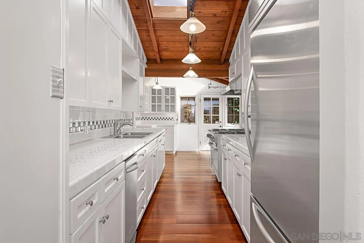 573 Amphitheatre Drive Del Mar, CA 92014 - Photo 10 of 42