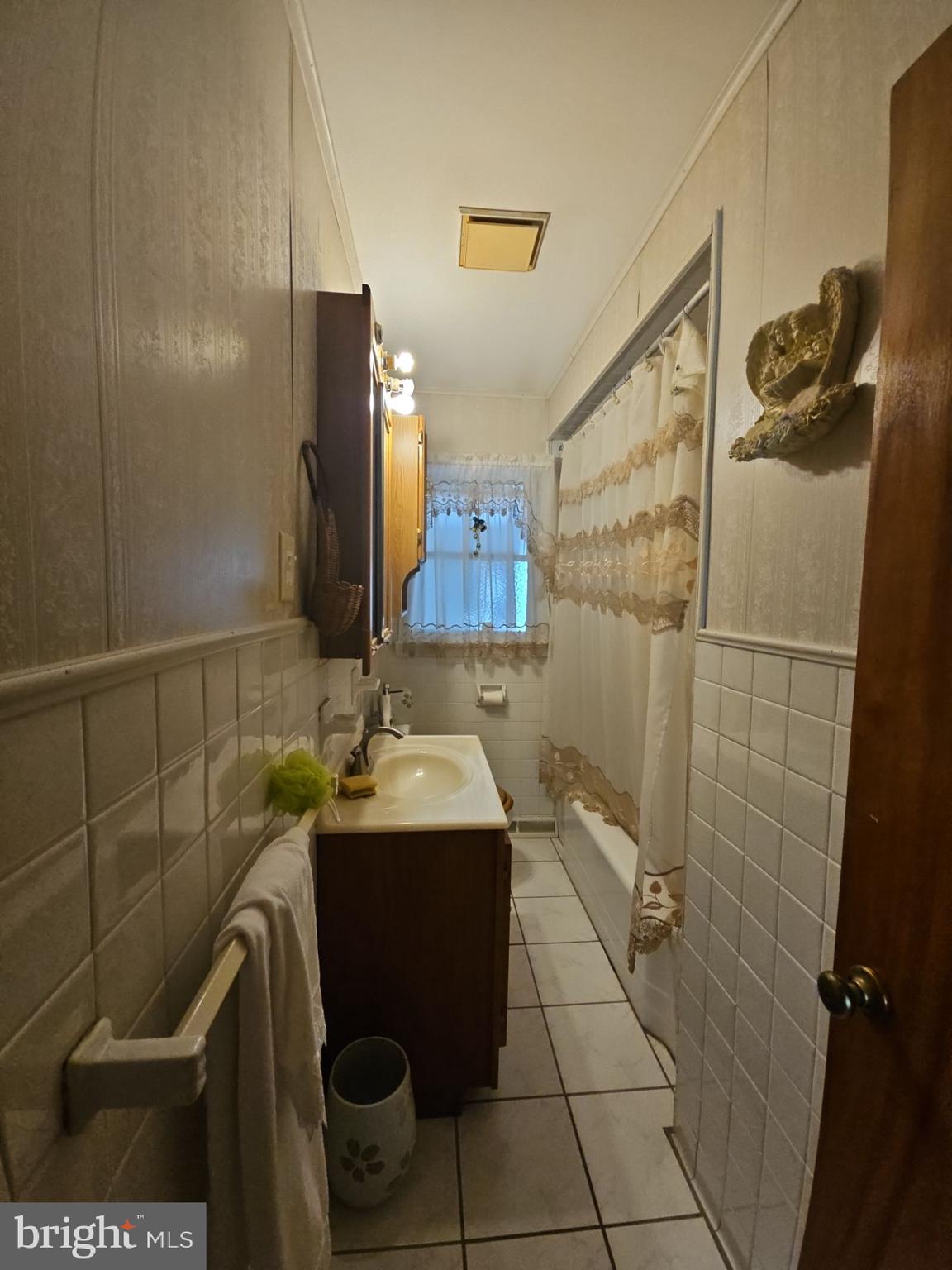 282 Woodruff Road Bridgeton, NJ 08302 - Photo 9 of 19 a bathroom with a sink toilet and shower