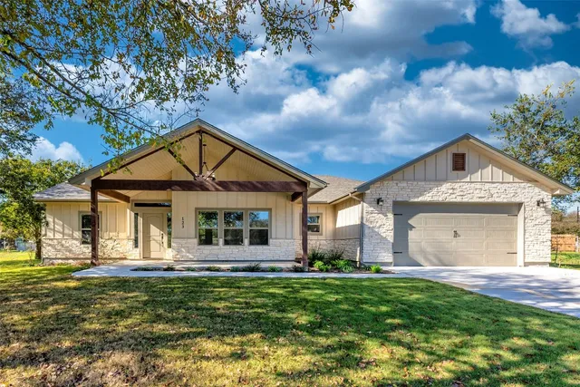 $2,300 | 123 Kikipua, Bastrop, TX 78602