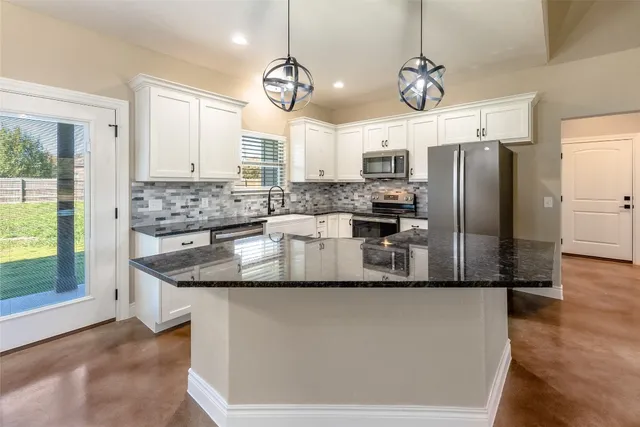 $2,300 | 123 Kikipua, Bastrop, TX 78602