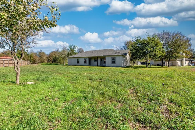 $2,300 | 123 Kikipua, Bastrop, TX 78602