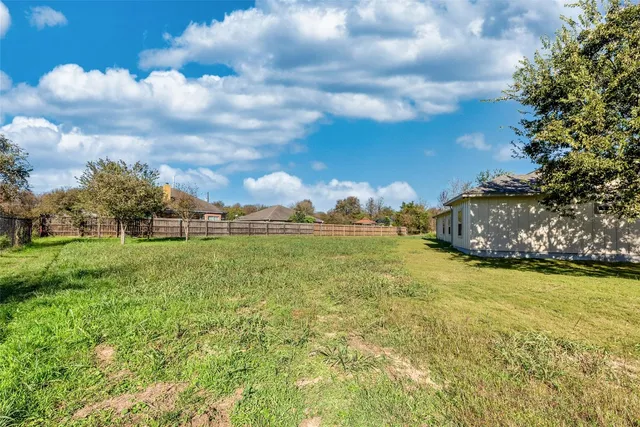 $2,300 | 123 Kikipua, Bastrop, TX 78602