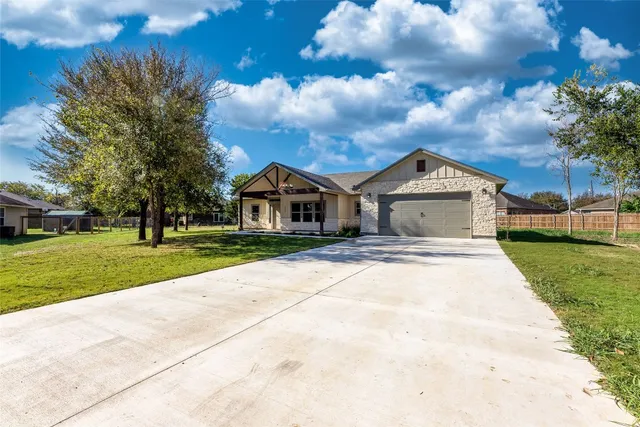 $2,300 | 123 Kikipua, Bastrop, TX 78602