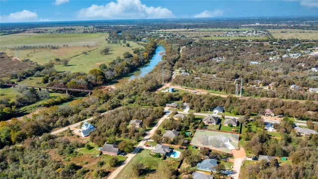 $2,300 | 123 Kikipua, Bastrop, TX 78602