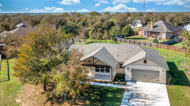 $2,300 | 123 Kikipua, Bastrop, TX 78602