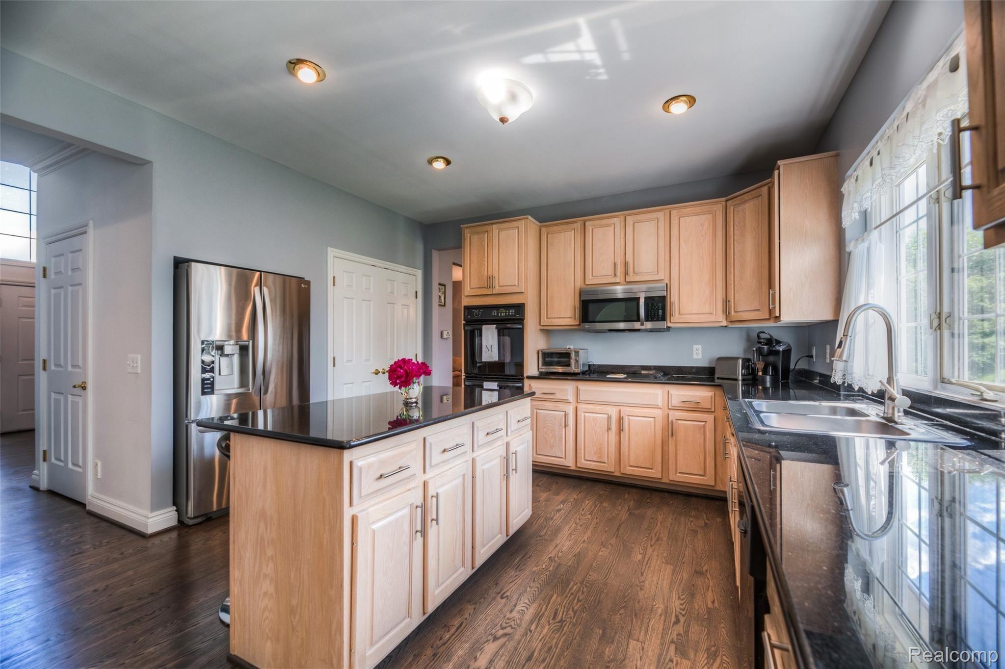 2076 Rookery Drive Rochester, MI 48309 - Photo 10 of 37 10 - Kitchen.jpg