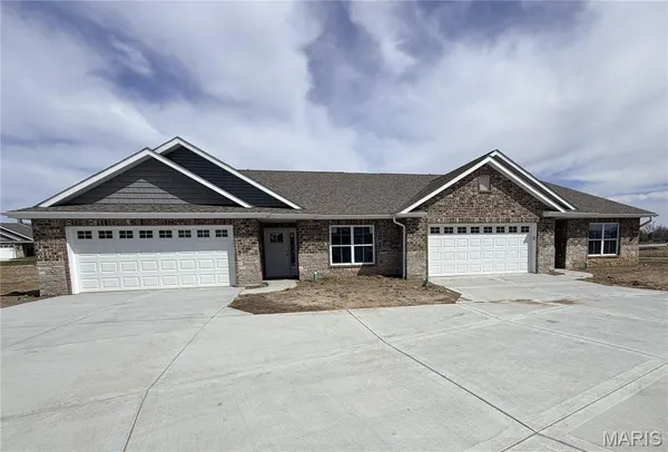 $353,000 | 24 Sonata Lane, Troy, IL 62294