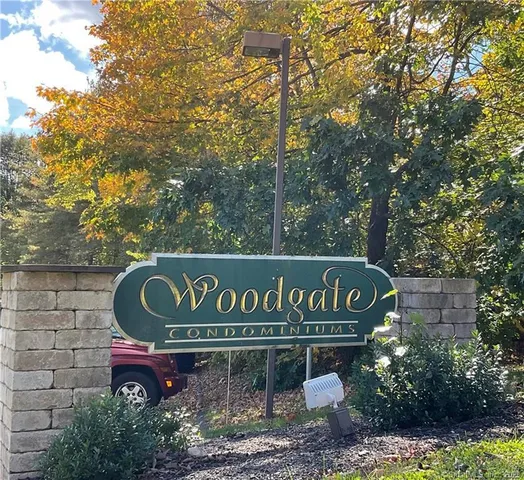 a sign that is sitting on a brick wall