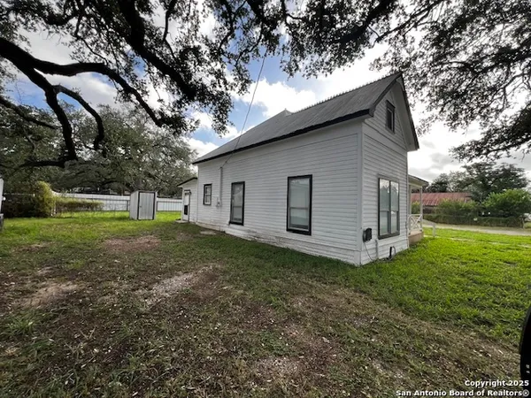 a view of a house with backyard