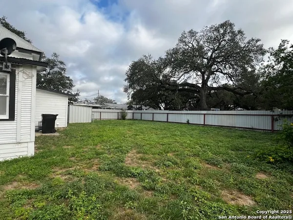 a view of a backyard