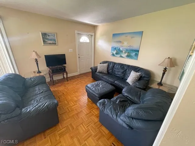 $1,200 | 10 Tangelo Court, Lehigh Acres, FL 33936