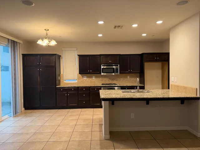 $2,250 | 3569 Magnificent Way, Clovis, CA 93619