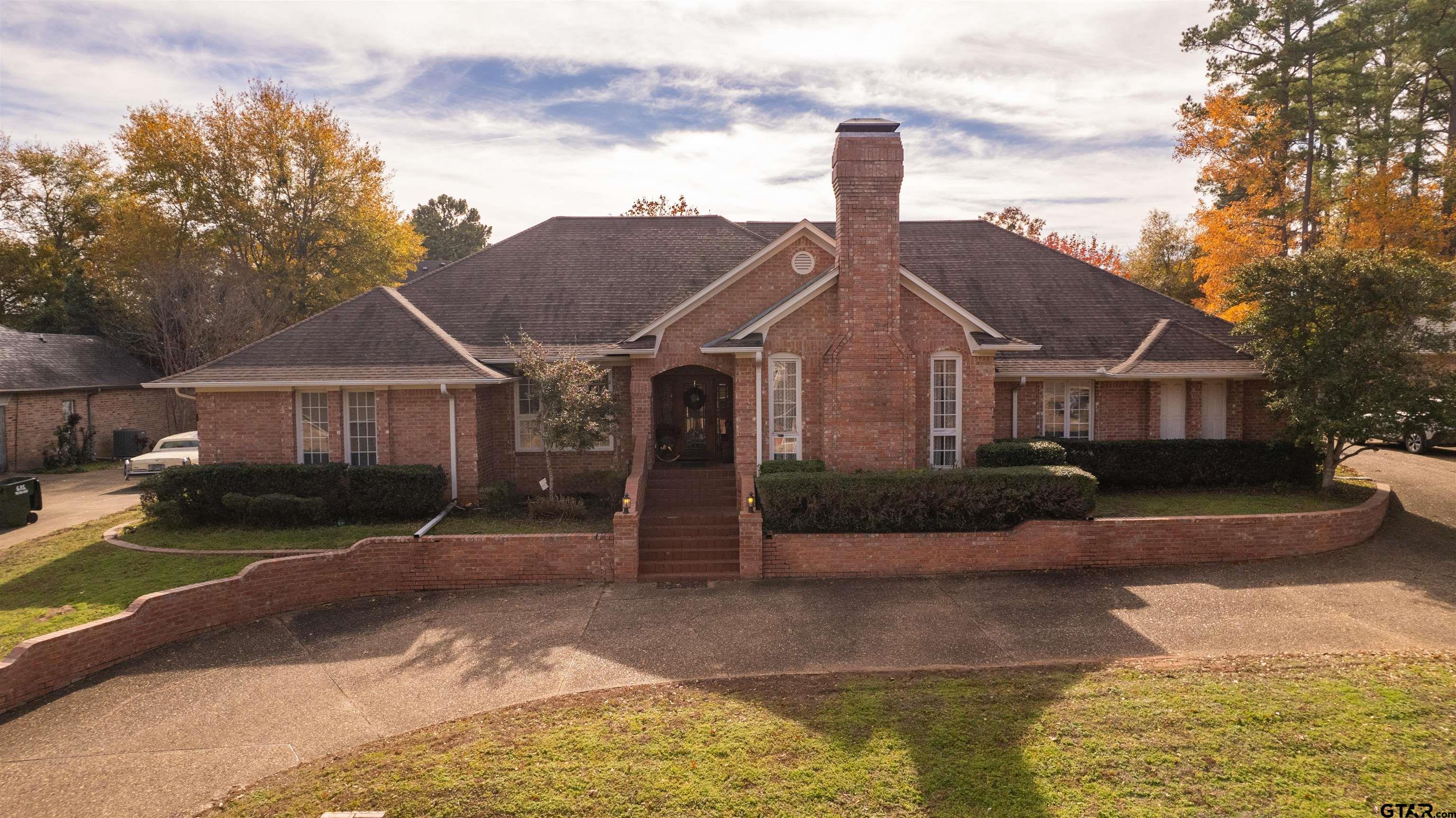 a view of house with garden