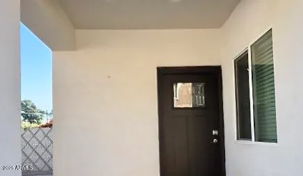 a view of sitting area with chair and mirror