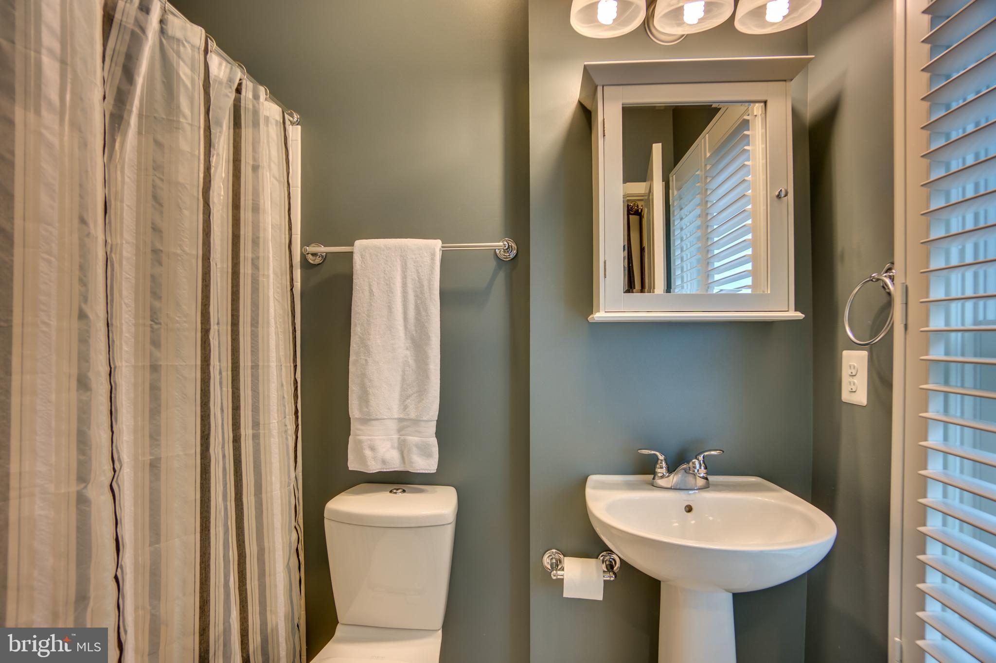 826 First Street Alexandria, VA 22314 - Photo 17 of 29 Ensuite bath for Bedroom 2