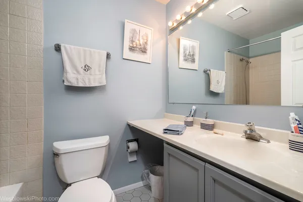 $285,000 | 2950 Northampton Drive, Unit B2, Rolling Meadows, IL 60008