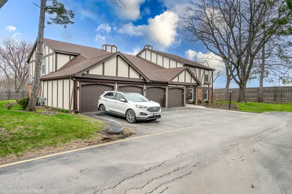 $285,000 | 2950 Northampton Drive, Unit B2, Rolling Meadows, IL 60008