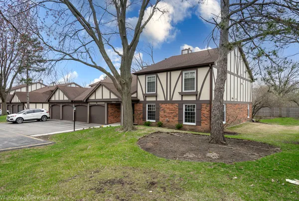 $285,000 | 2950 Northampton Drive, Unit B2, Rolling Meadows, IL 60008