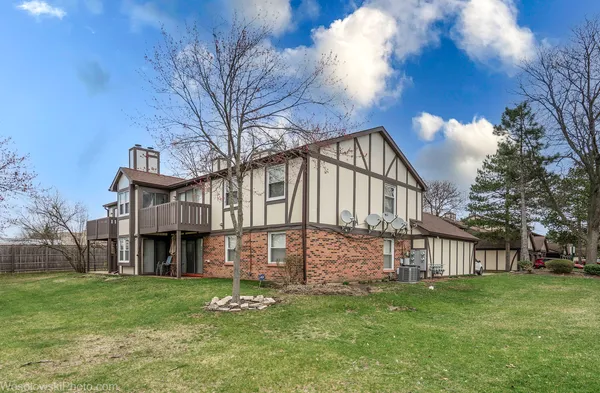 $285,000 | 2950 Northampton Drive, Unit B2, Rolling Meadows, IL 60008