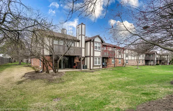 $285,000 | 2950 Northampton Drive, Unit B2, Rolling Meadows, IL 60008