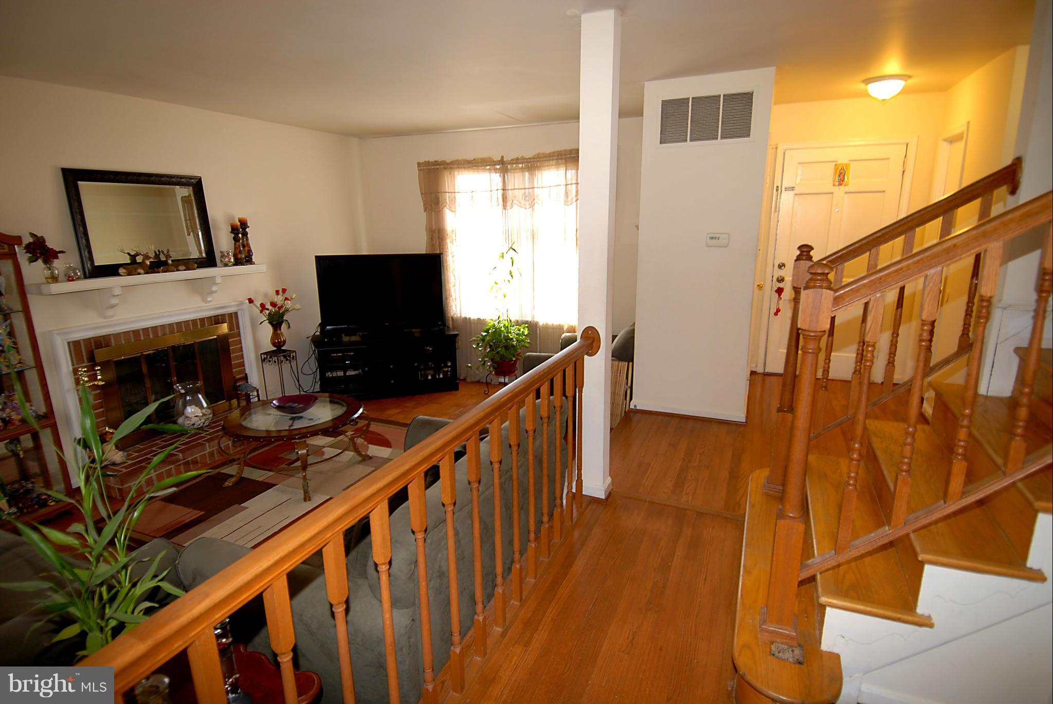 12911 Sturbridge Road Woodbridge, VA 22192 - Photo 5 of 30 Living Room