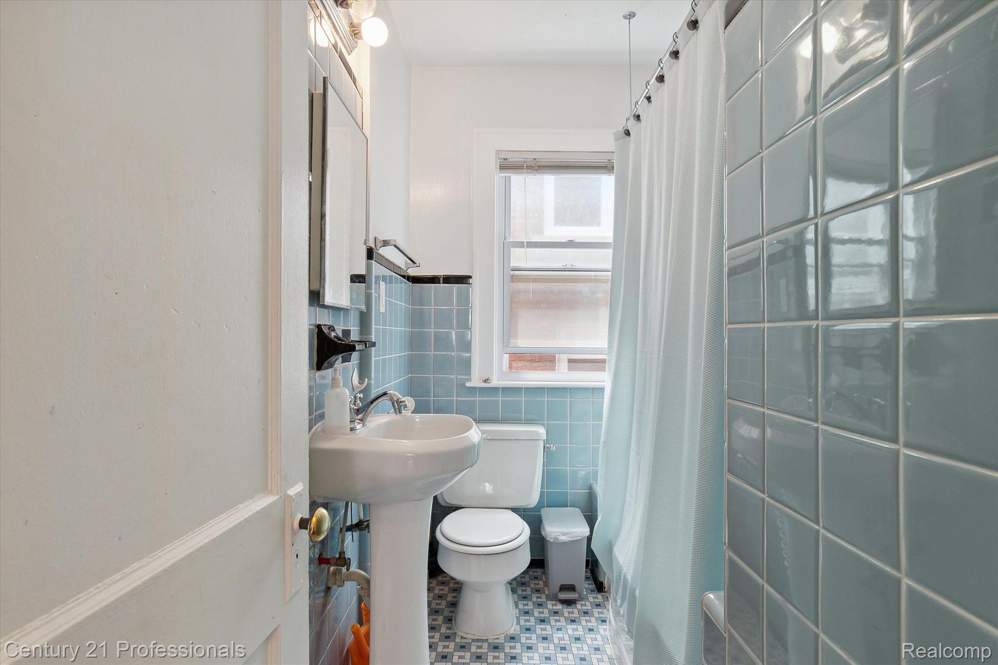 949 Nottingham Road Grosse Pointe, MI 48230 - Photo 9 of 56 Gallery Image 9