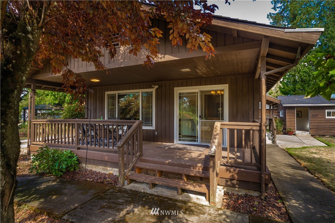 18003 Rhodes Lake Road East Bonney Lake, WA 98391 - Photo 16 of 40 a view of a chair and tables in the patio