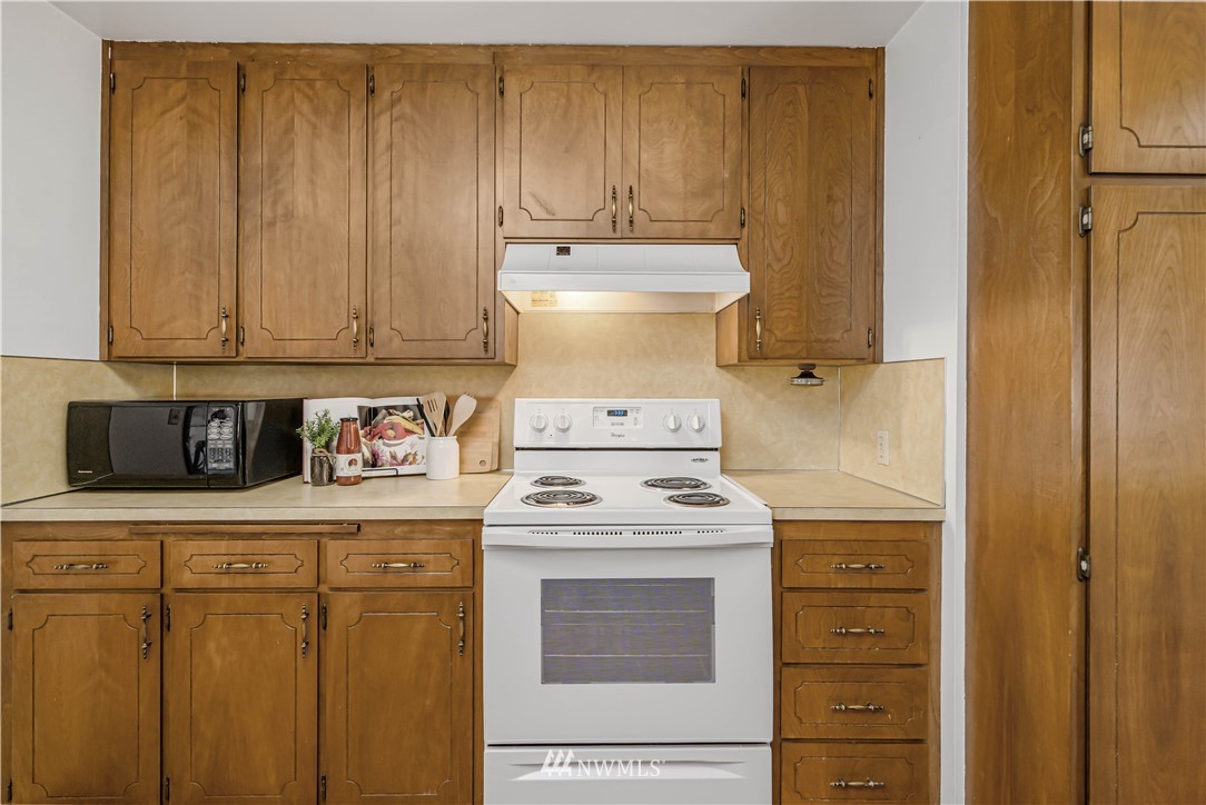 18003 Rhodes Lake Road East Bonney Lake, WA 98391 - Photo 19 of 40 a kitchen with a stove top oven