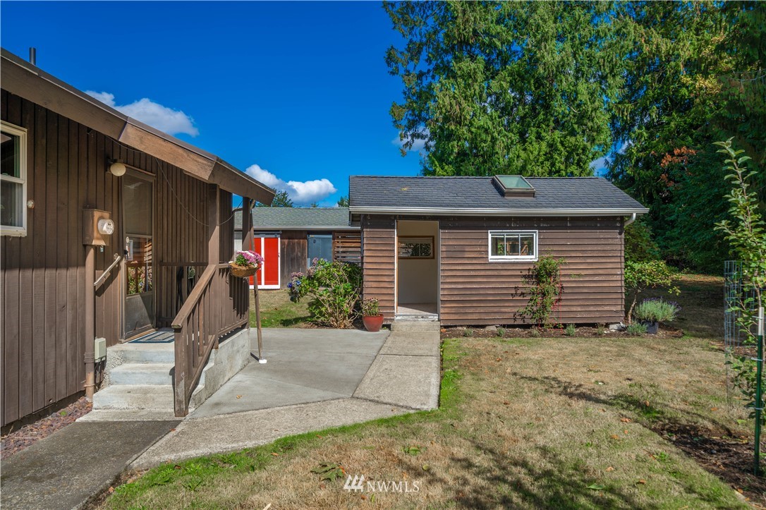 18003 Rhodes Lake Road East Bonney Lake, WA 98391 - Photo 35 of 40 a backyard of a house with entertaining space