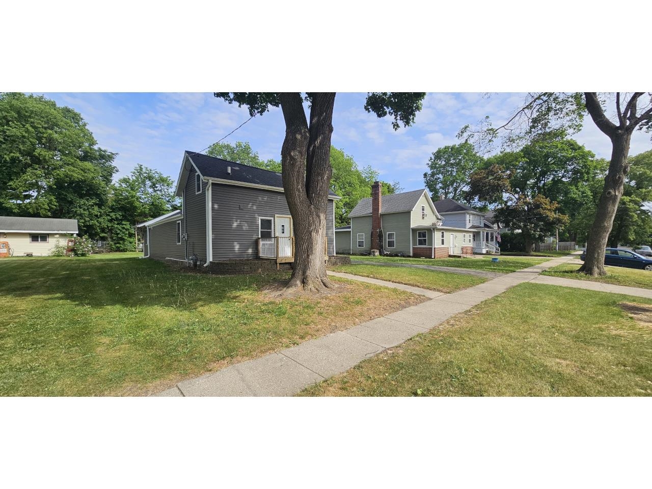 831 Harrison Avenue Beloit, WI 53511 - Photo 4 of 34