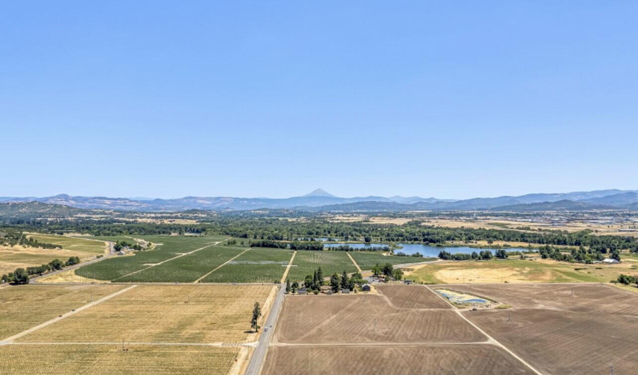 9884 Table Rock Road White City, OR 97503 - Photo 19 of 25 a view of a swimming pool and mountains in the background