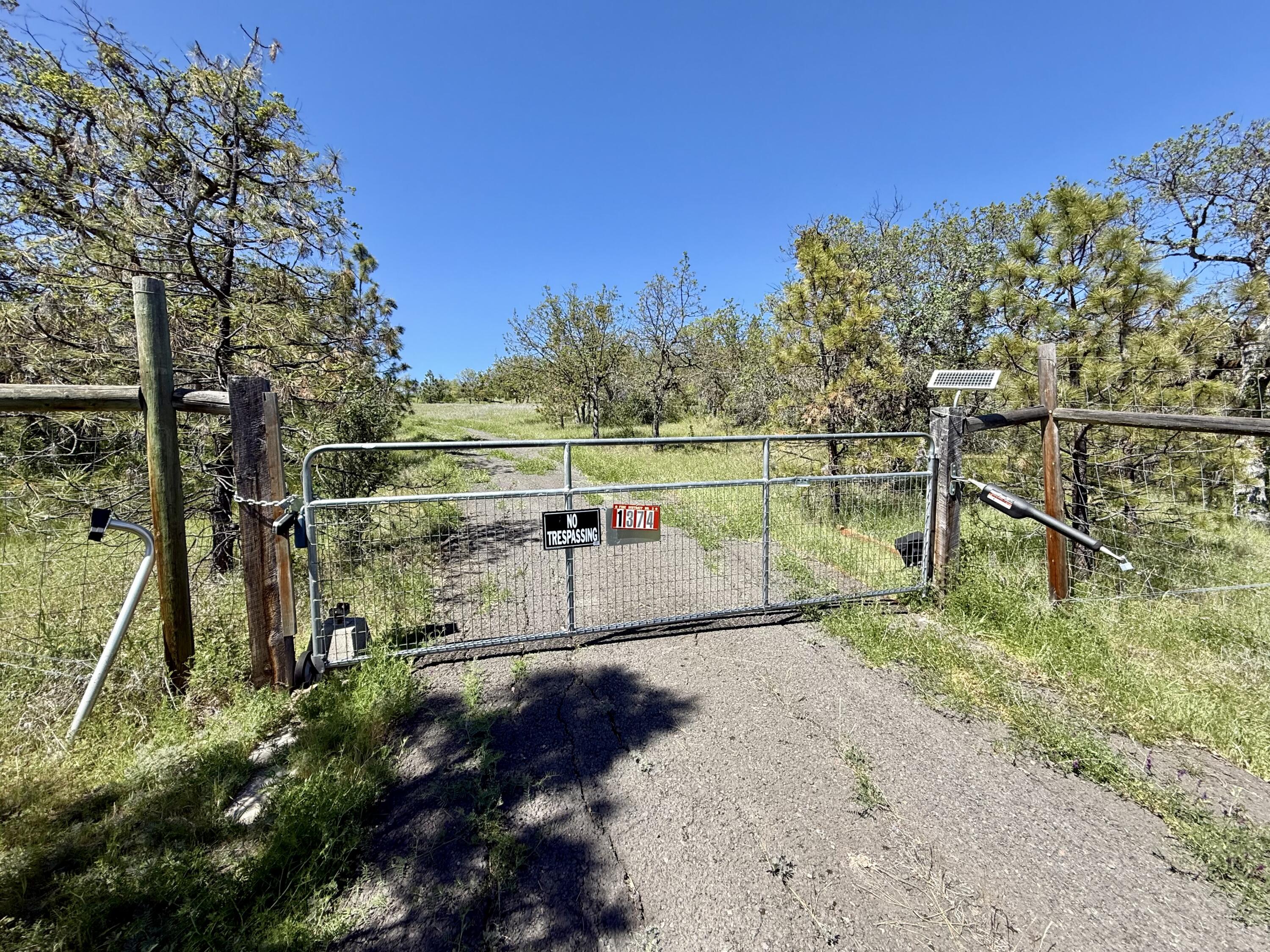 1374 West Linn Road Eagle Point, OR 97524 - Photo 41 of 45 Entry Gate