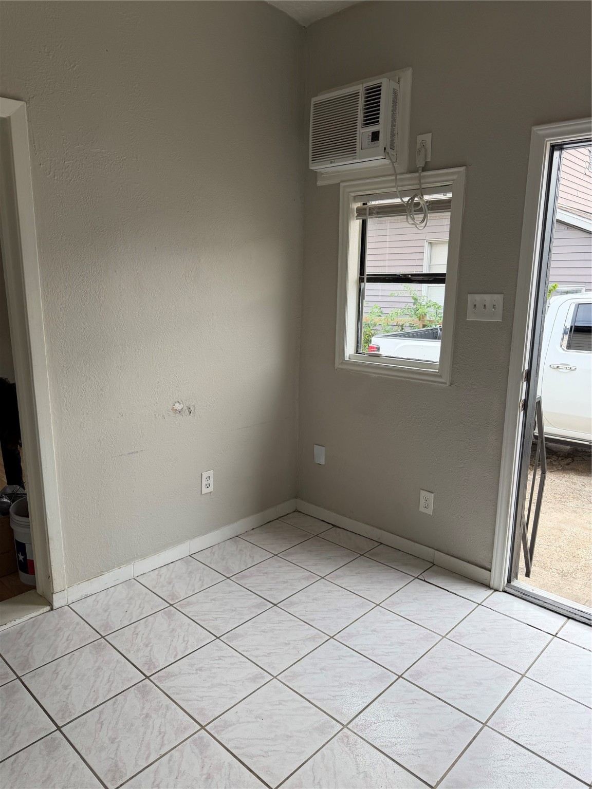 1611 Common Street, Unit 1 Houston, TX 77009 - Photo 3 of 7 an empty room with windows