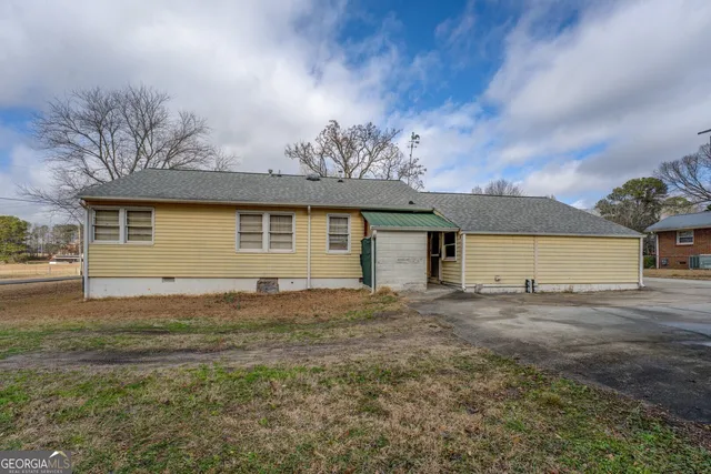 a view of a house with a yard and garage