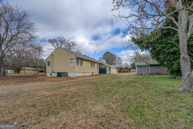 a house view with backyard space