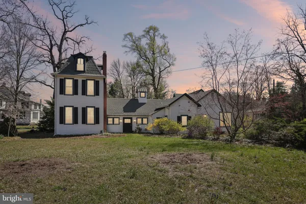a view of house with a yard