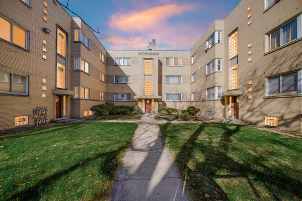 $1,600 | 2046 East 72nd Place, Unit 2W, Chicago, IL 60649