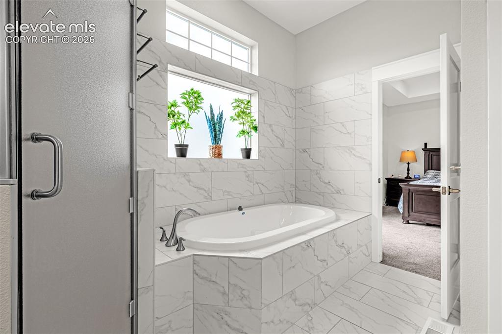 260 Eagle Summit Point, Unit 101 Colorado Springs, CO 80919 - Photo 6 of 33 Primary 5-piece bathroom