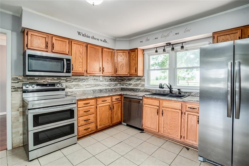 304 Floyd Road Orrick, MO 64077 - Photo 7 of 31