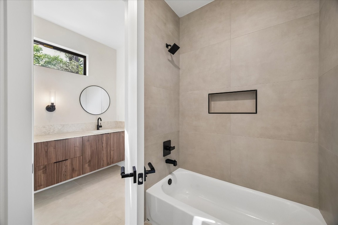 10943 Mockingbird Place Conroe, TX 77385 - Photo 16 of 24 a bathroom with a bathtub and a mirror