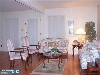 17 Club Lane Reading, PA 19607 - Photo 2 of 7 Living Room