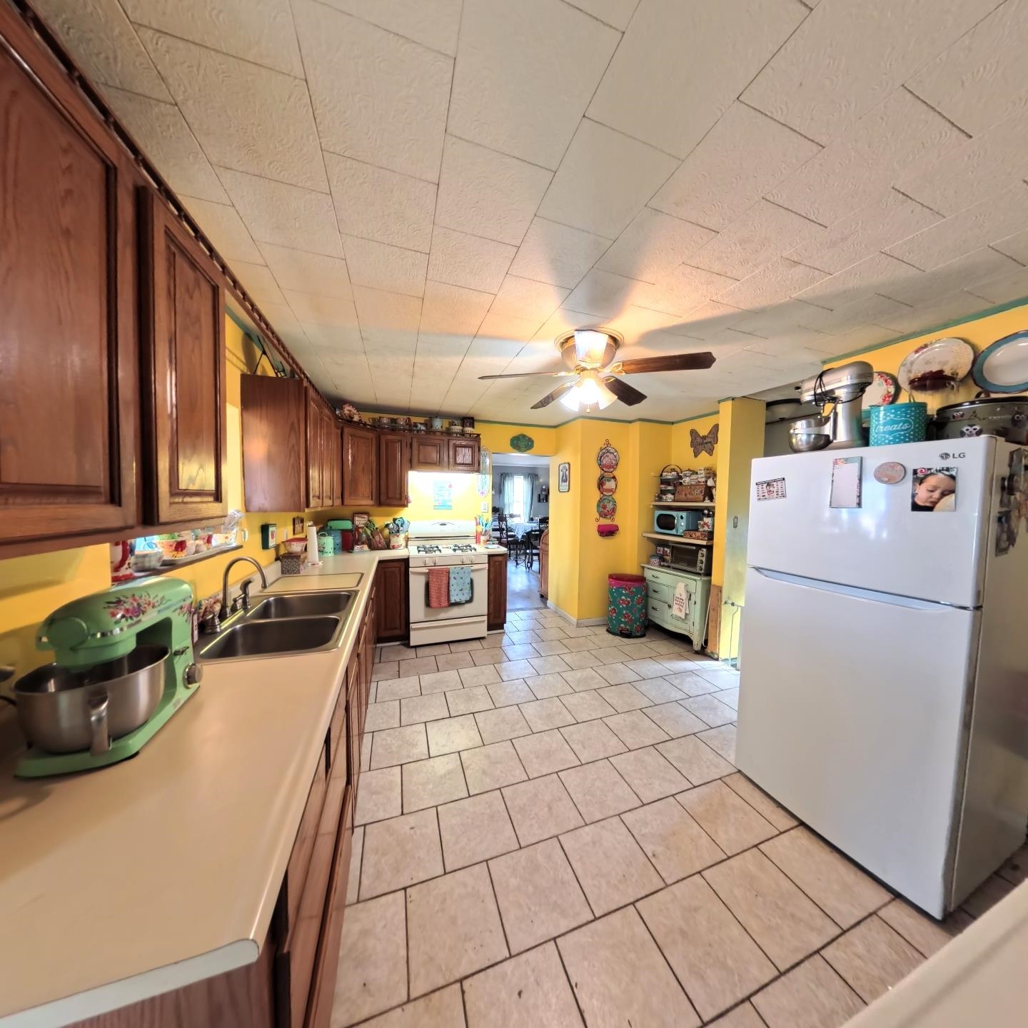 1209 Watson Street Streator, IL 61364 - Photo 2 of 15 a kitchen with lots of counter top space