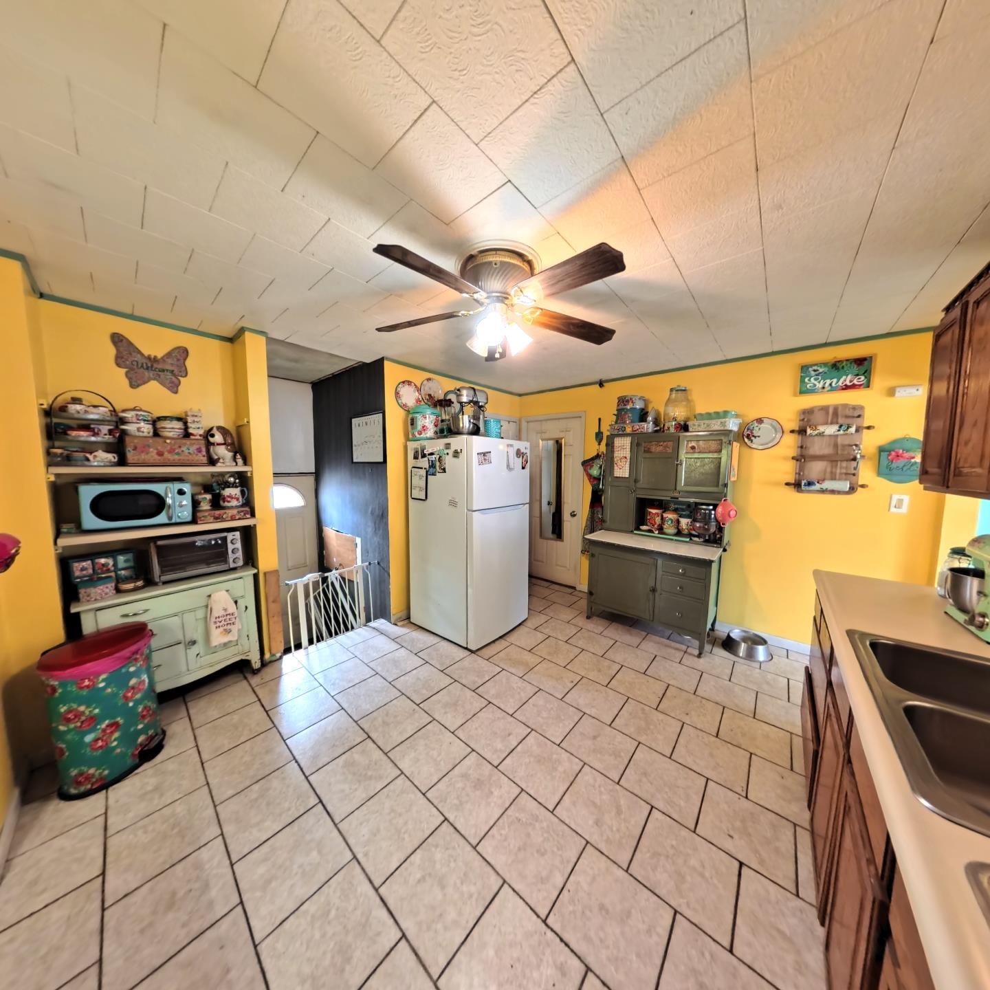 1209 Watson Street Streator, IL 61364 - Photo 3 of 15 a kitchen with lots of counter top space