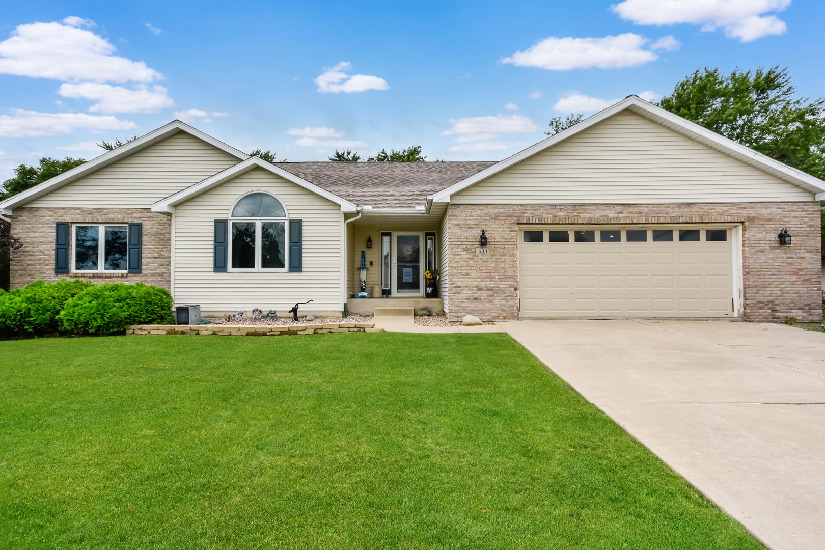 604 Morningside Drive Chenoa, IL 61726 - Photo 1 of 33 a view of a house with a yard