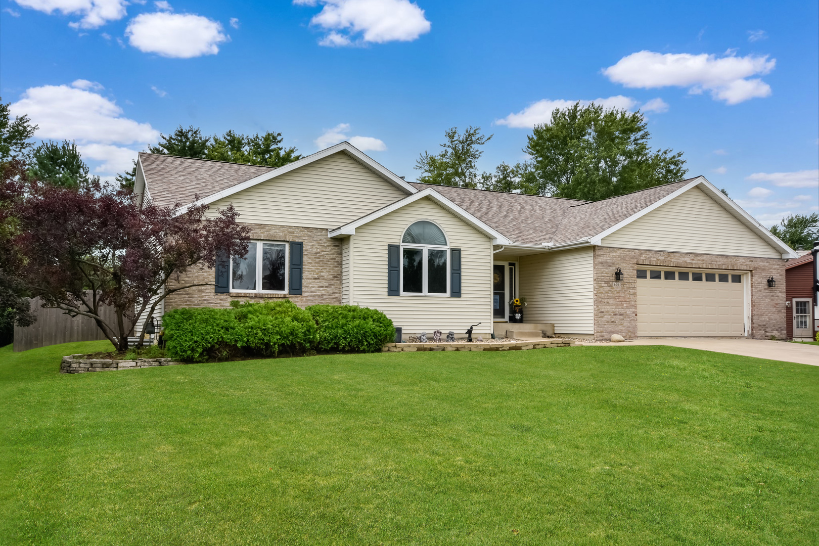 604 Morningside Drive Chenoa, IL 61726 - Photo 2 of 33 a view of a house with a yard