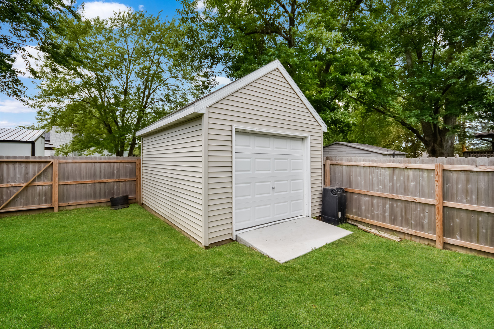 604 Morningside Drive Chenoa, IL 61726 - Photo 32 of 33 a view of a backyard with a small cabin
