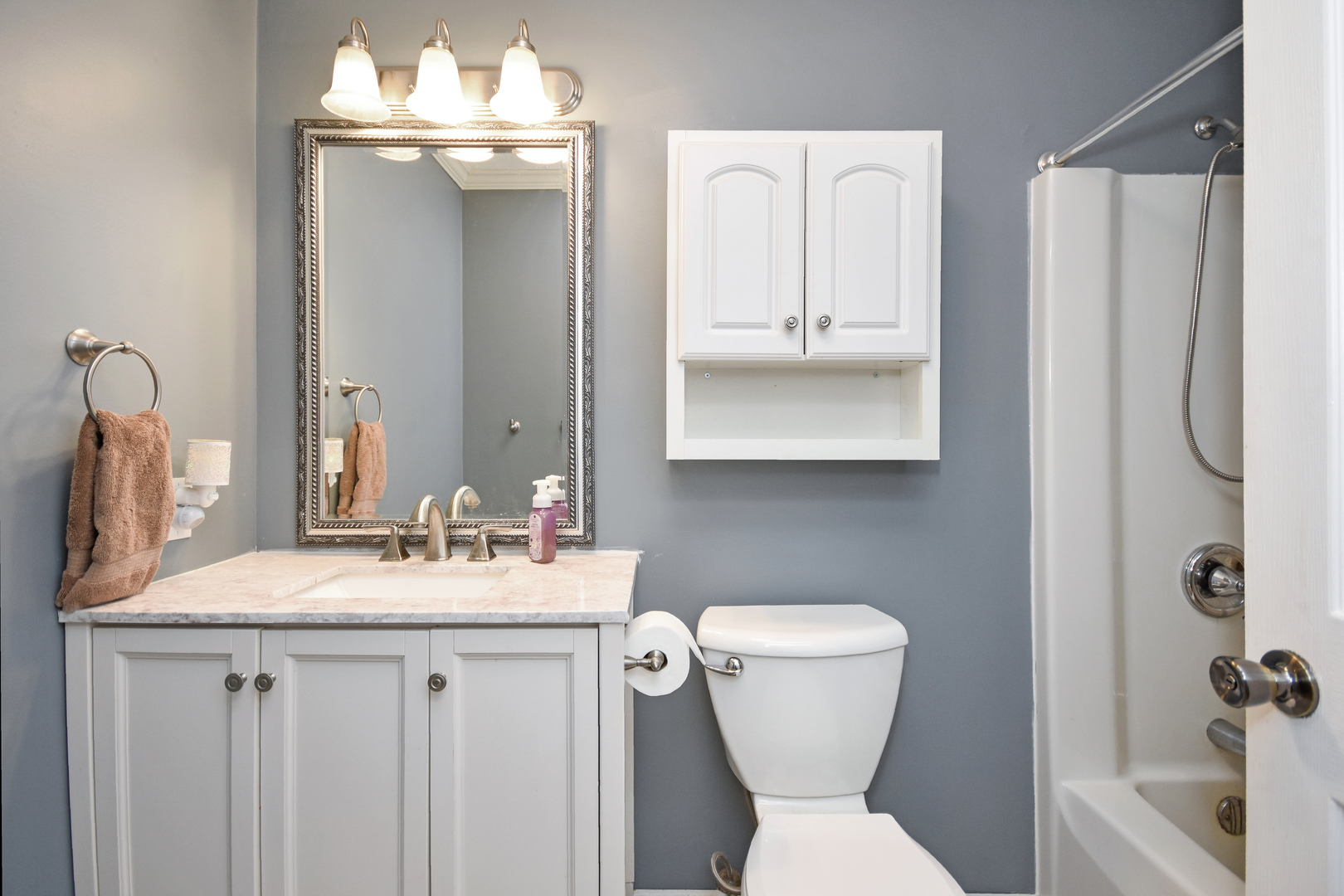 604 Morningside Drive Chenoa, IL 61726 - Photo 10 of 33 a bathroom with a sink toilet and shower
